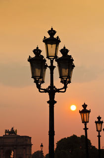 Lamp posts at sunset, Louvre Museum, Paris, France von Danita Delimont