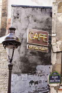 Cafe sign and lamp post, Paris, France von Danita Delimont