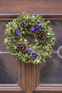 Decorative holiday wreath on front door, Rothenburg, Germany von Danita Delimont