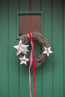 Christmas decoration, wreath on front door, Wertheim, Germany von Danita Delimont