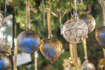 Ornate glass Christmas ornaments at Christmas Market, Nuremb... von Danita Delimont