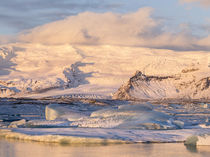 The glacial lagoon Joekulsarlon, Vatnajoekull NP, Iceland von Danita Delimont