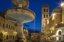 Twilight in Piazza del Comune, Assisi, Umbria, Italy von Danita Delimont