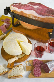 Tuscan ham, Pecorino cheese and salami, Tuscan cooking, Tuscany, Italy von Danita Delimont