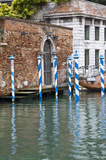 Gondola mooring posts in the canals of Venice von Danita Delimont