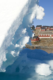 Village and iceberg, Ittoqqortoormiit, Scorsby sound, Greenland von Danita Delimont