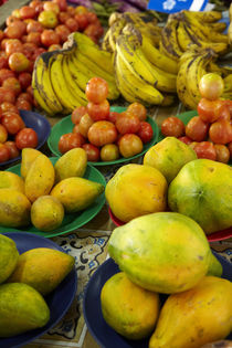 Pawpaw/Papaya, tomatoes and bananas, Sigatoka Produce Market... von Danita Delimont
