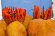 North America, Mexico, Oaxaca Province, Oaxaca, papaya on di... von Danita Delimont