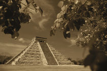 Mexico, Yucatan Peninsula, Chichen Itza, View of el Castillo pyramid von Danita Delimont