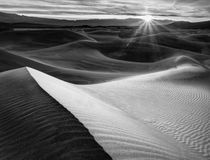 USA, California, Death Valley National Park, Sunrise over Me... von Danita Delimont