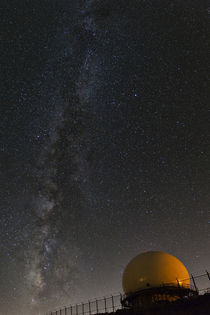 The Milky Way Galaxy over a radar dome on Mt Laguna von Danita Delimont