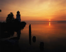 USA, Michigan, Cheboygan, View of sea and lighthouse at sunset von Danita Delimont