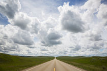 USA, Montana, Garfield County, Highway 200 with storm clouds. von Danita Delimont