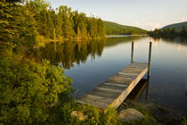 A small dock in Long Pond in new Hampshire's White Mountains. von Danita Delimont