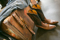 Cowboy snakeskin boots and an antique suitcase, Santa Fe, Ne... von Danita Delimont