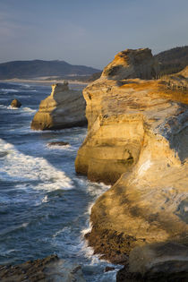 Rock formations along the coast at Cape Kiwanda, Oregon, USA von Danita Delimont
