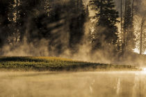 Steam rises at sunrise on Sparks Lake in the Deschutes Natio... von Danita Delimont