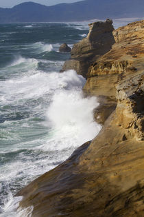 OR, Cape Kiwanda, Ocean waves crashing on the cape von Danita Delimont