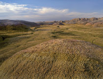 Mounded hills scattered throughout the prairie, Badlands Nat... von Danita Delimont
