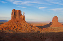 Monument Valley Utah desert mittens in panoramic of Western ... von Danita Delimont