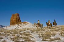 Cowboys on Ridge riding Horse through the Snow; Model Released von Danita Delimont