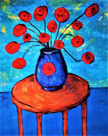 Rote Blumen in  blauer Vase von Andrea Lorenz