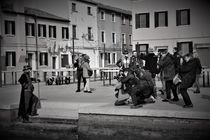 Fotografen beim Karneval in Venedig sw  by wandernd-photography