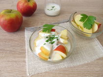 Obstsalat mit Äpfeln und Sellerieblättern in Joghurt mit Apfelessig by Heike Rau