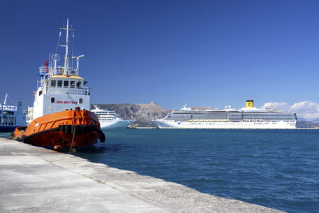 Corfu-tug-n-cruise