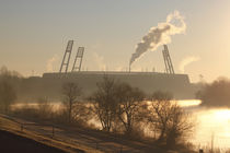 Weserstadion bei Sonnenaufgang mit Morgennebel und Weser, Bremen von Torsten Krüger