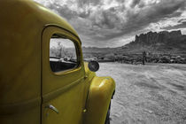 Yellow Desert Truck von Elisabeth  Lucas