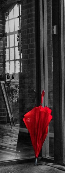 The red umbrella von Helen Parker