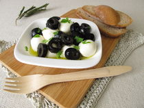 Marinierter Mozzarella mit schwarzen Oliven, Olivenöl und Blattsenf von Heike Rau