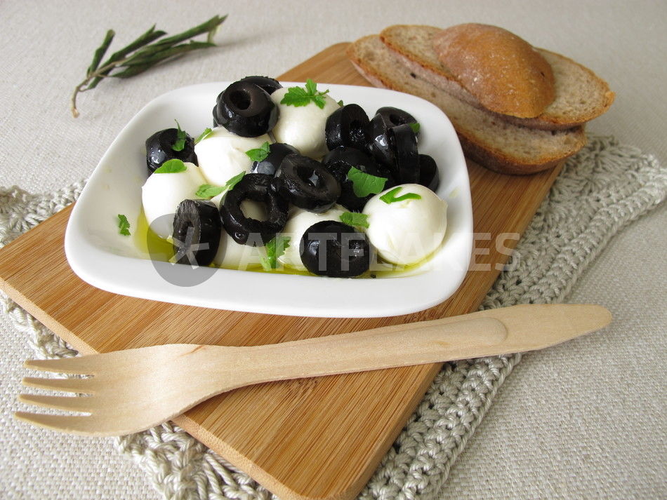 &amp;quot;Marinierter Mozzarella mit schwarzen Oliven, Olivenöl und Blattsenf ...