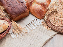 Rye spikelets, wheat bread, bun in the basket.  von Sergii Petruk