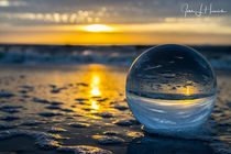 Glaskugel am Strand von Jens L. Heinrich