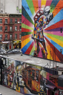 The kiss, Wandgemälde, Meatpacking District, New York City , USA  von travelstock44