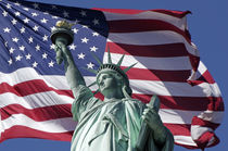 Freiheitsstatue, Montage mit amerikanischer Flagge,  Staten Island, New York City, USA von travelstock44