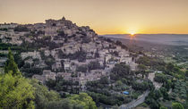 Sonnenaufgang in Gordes, Vaucluse, Provence, Frankreich  by travelstock44