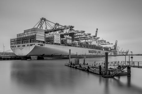 Photobia-s-w-containerschiff-maersk