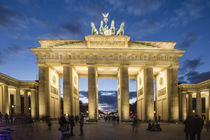 Berlin, Brandenburger Tor, Quadriga, Daemmerung by travelstock44