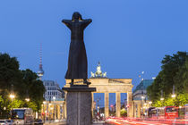 Strasse des 17. Juni, Tiergarten, Brandenburger Tor, Berlin  by travelstock44