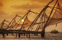 Fischernetze in Kochin bei Sonnenuntergang, Kerala, Indien by travelstock44