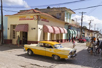 Trinidad, Kuba Strassenszene, Oldtimer, by travelstock44