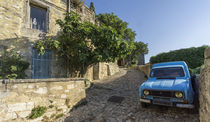 R4 Oldtimer in Lacoste, Provence, Südfrankreich  by travelstock44