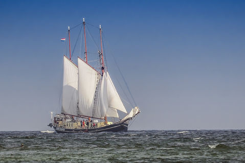 Segelschiff-am-darsser-nordstrand