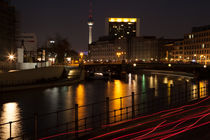 Berlin bei Nacht am Regierungsviertel mit Wasserspiegelung und Nachtleuchten von raphaela4you