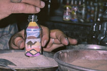 Beim Füllen einer jordanischen Sandflasche by Christoph  Ebeling