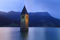 Kirchturm im Reschensee Südtirol by Patrick Lohmüller