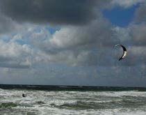 Kitesurfing am Strand von RAINER PFANNKUCH
